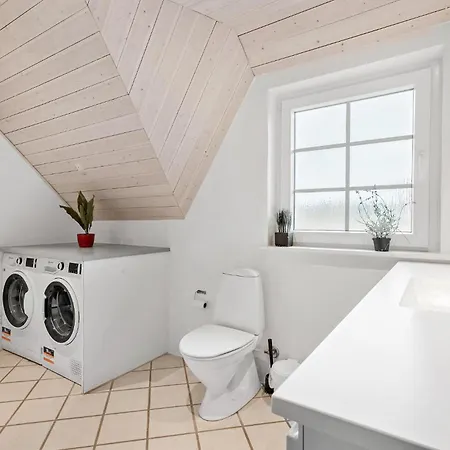 4 Bedroom Amazing In Ringkobing بيت للعطل *